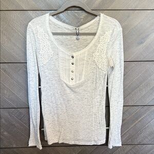 BKE Lace Accent Women's Top in Light Gray